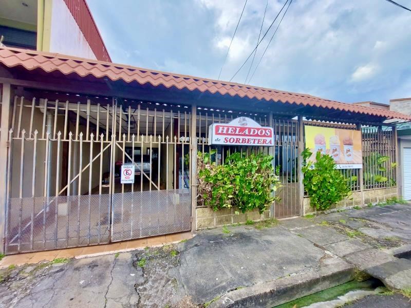 RE/MAX real estate, Costa Rica, Atenas, Home one block from Atenas park 